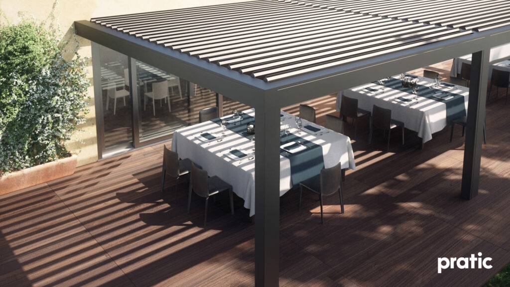 überdachter Sitzbereich auf einer Terrasse