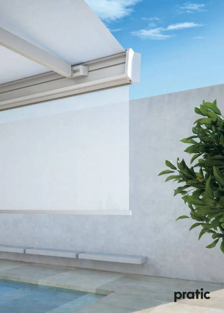 Nahaufnahme einer weißen Markise mit einem Pool, Bäumchen und einer weißen Wand im Hintergrund.