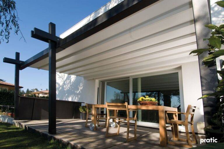 Die Pratic Pergola von Meinlamellendach.de ist ein stilvoller Schattenspender fürIhr Zuhause.