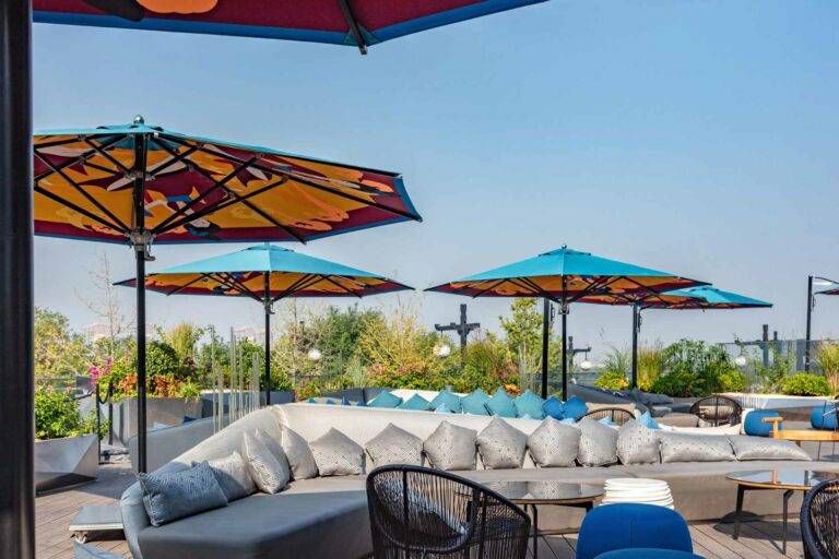 Unter einem Lamellendach findet man den idealen Sonnenschutz, um sich unter dem blauen Himmel zu entspannen – sei es am erfrischenden Pool oder auf stilvollen Outdoor-Möbeln.