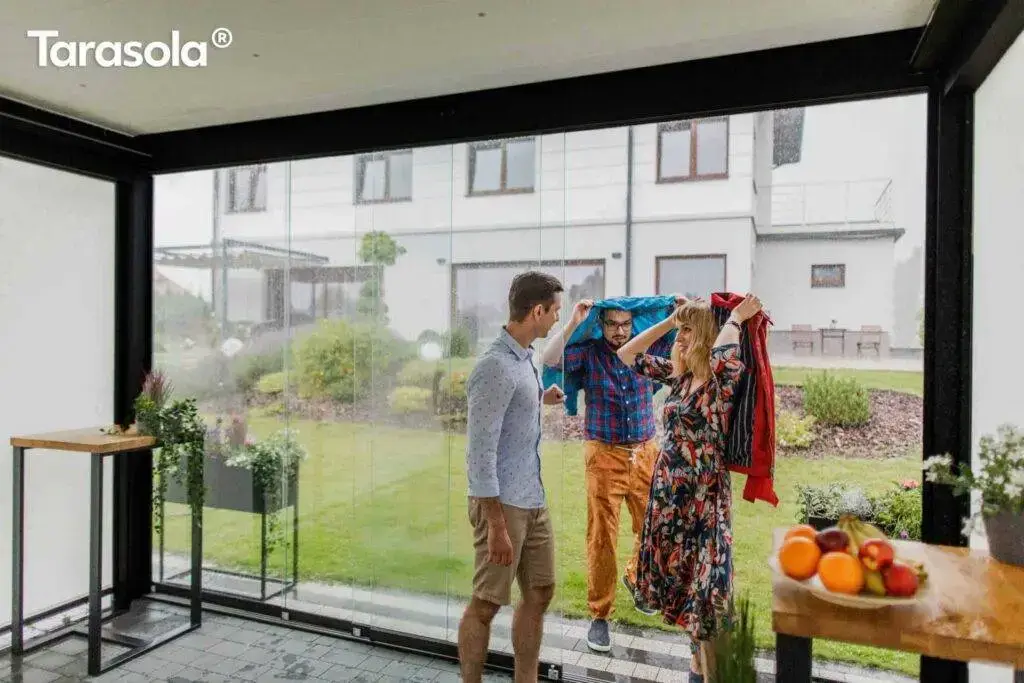 Ihre Terrassenüberdachung von MeinLamellenach.de bietet Ihnen Schutz vor Regen und ist zudem ein modernes Stilelment in Ihrem Zuhause.