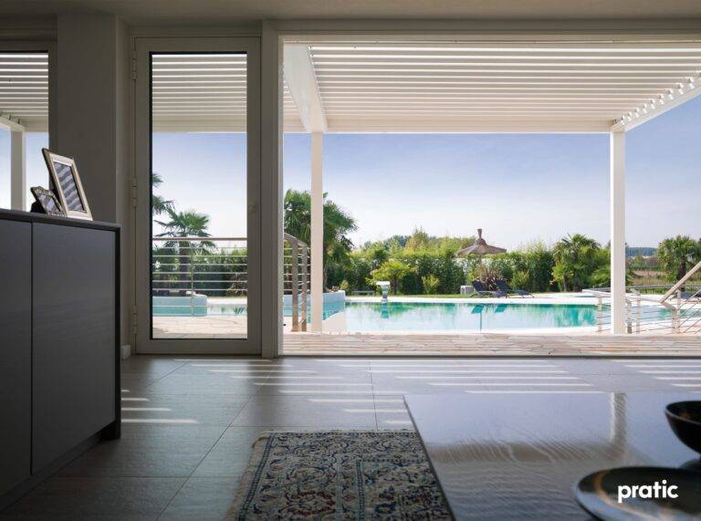 Blick auf die Terrasse mit Überdachung mit einem Pool