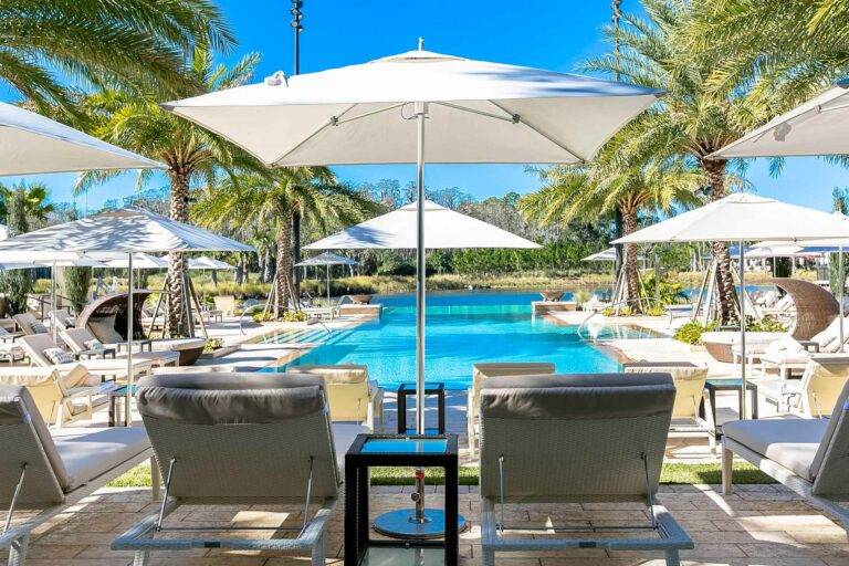 Ein Lamellendach gewährt optimalen Sonnenschutz, damit man unter dem strahlend blauen Himmel entspannen kann – sei es am erfrischenden Pool oder auf eleganten Outdoor-Möbeln.