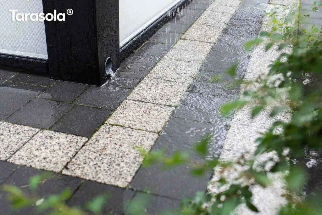 Die TarasolaTerrassenüberdachungen von Meinlamellendach.de haben eine eingebaute Regenwasen-Ablauftechnik.