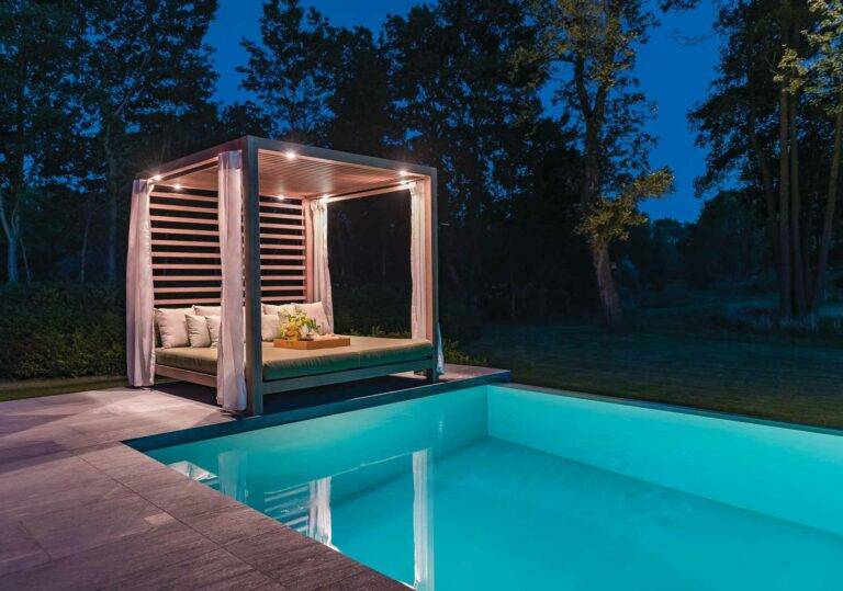 beleuchtete Überdachung über Möbeln am Pool in der Nacht