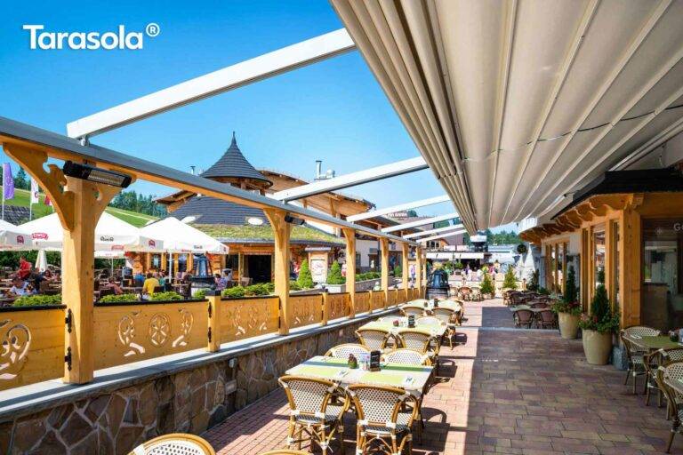 halb geschlossene Terrassenüberdachung über dem Gastronomiebereich