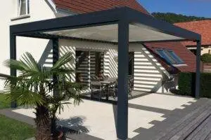 Eine Terrassenüberdachung in hellem Außenbereich