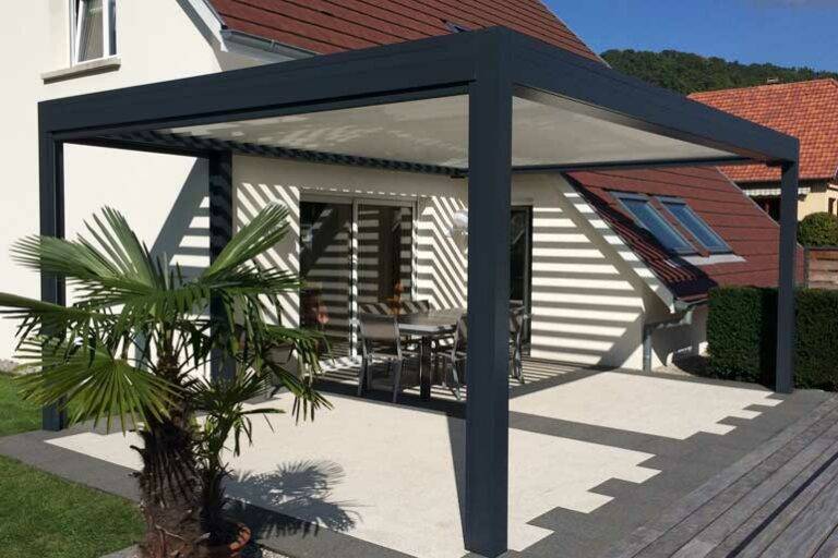 Eine Terrassenüberdachung in hellem Außenbereich