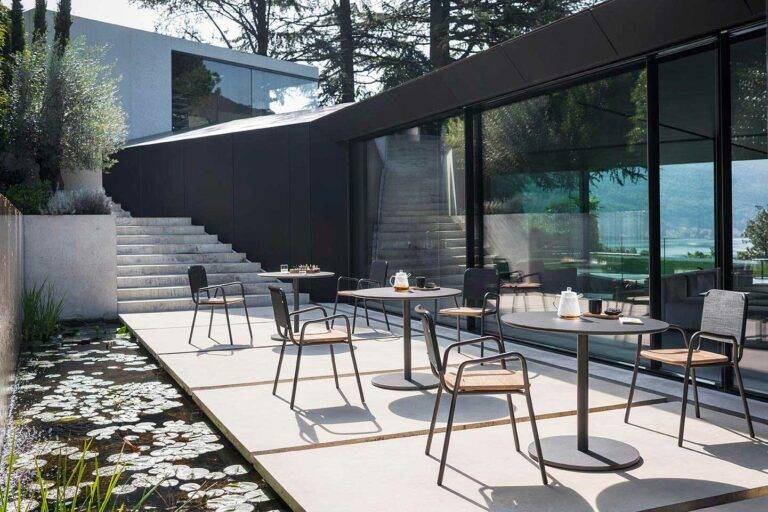 Stühle und Tische auf einer Terrasse