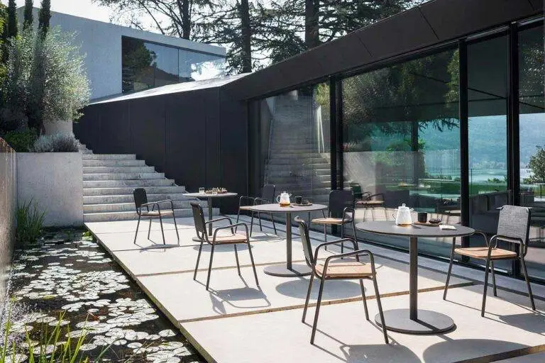 Stühle und Tische auf einer Terrasse