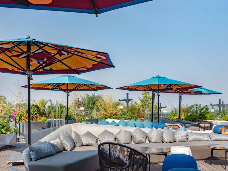 Unter einem Lamellendach findet man den idealen Sonnenschutz, um sich unter dem blauen Himmel zu entspannen – sei es am erfrischenden Pool oder auf stilvollen Outdoor-Möbeln.