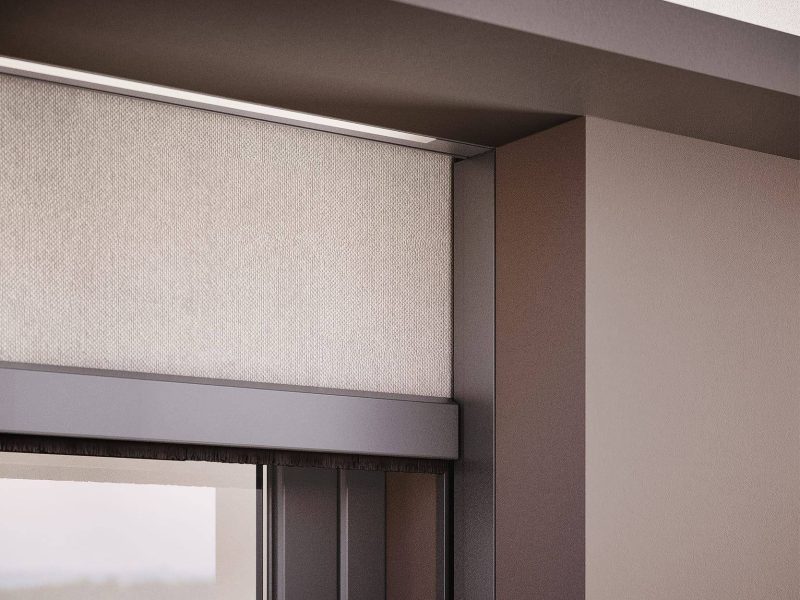 Nahaufnahme einer Fenstermarrkise in Brauntönen gehalten