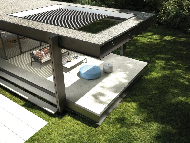 Terrassenüberdachung über einer Sitzecke im Grünen