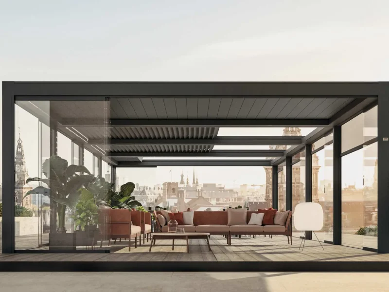 Das Brera P von Pratic ist eine witterungsbeständige Terrassenüberdachung und ist ideal, um Gartenmöbel vor Wind und Wetter zu schützen.