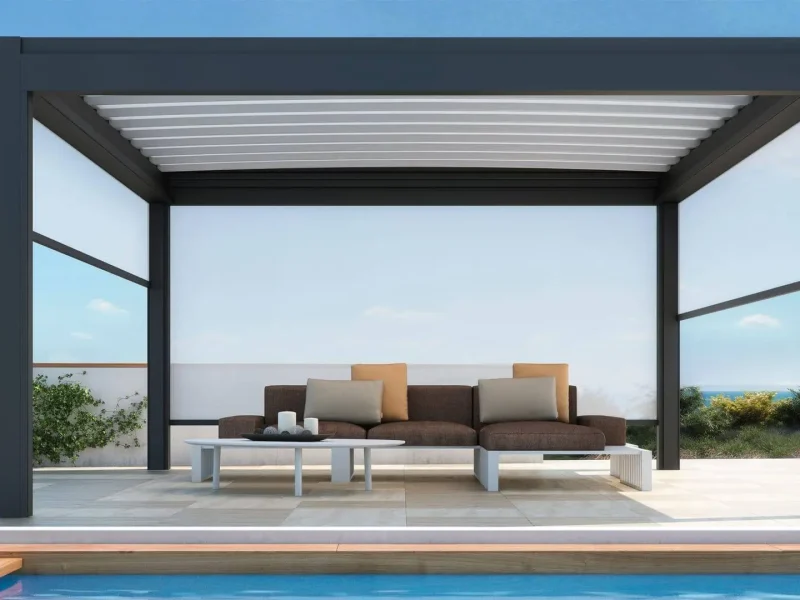 Lamellendach bietet perfekten Sonnenschutz: Entspannen unter blauem Himmel, neben einem Pool und stilvollen Outdoor-Möbeln.