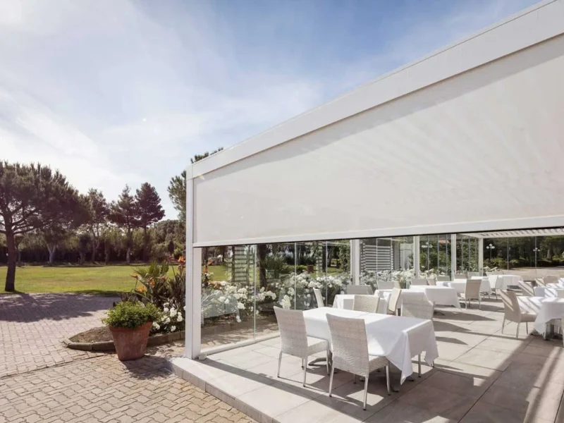 Die Pratic Opera Terrassenüberdachung von Meinlamellendach.de ist Ihr zuverlässiger Sonnenschutz.