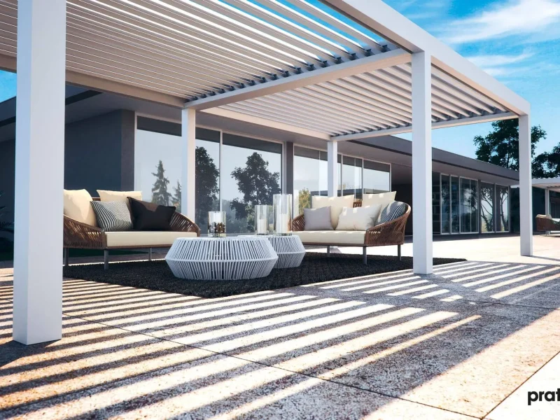 Ein Lamellendach über einer hellen Sitzgelegenheit auf einer Terrasse.