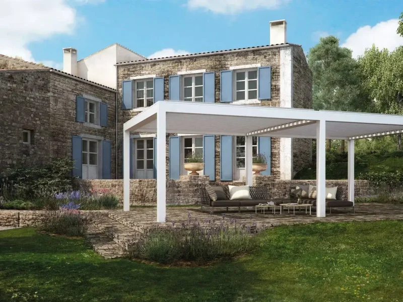 eine Überdachung im Garten, blauer Himmel und Haus im Hintergrund