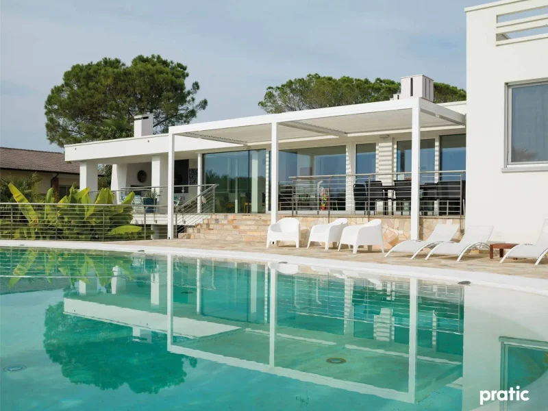 Terrassenüberdachung bei Sonnenschein an einem Pool