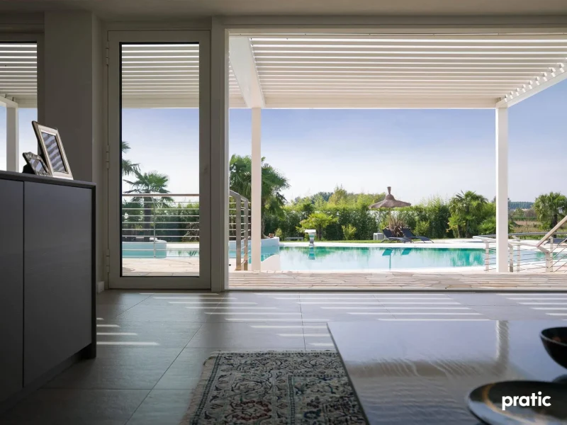 Blick auf die Terrasse mit Überdachung mit einem Pool