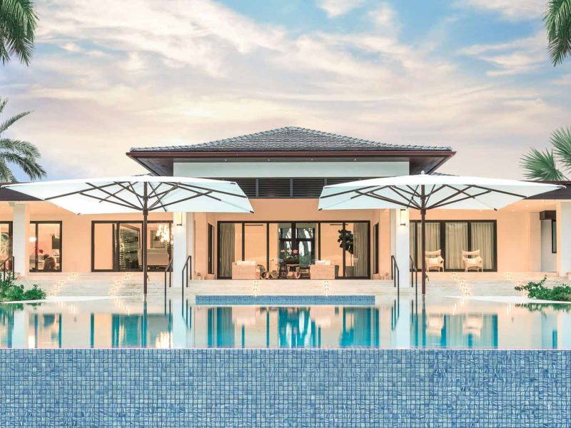 Ein Lamellendach bietet den perfekten Sonnenschutz, um unter blauem Himmel zu entspannen, sei es neben einem erfrischenden Pool oder auf stilvollen Outdoor-Möbeln.