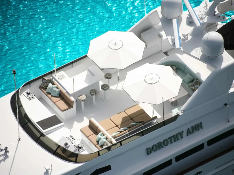 Sonnenschirme auf einer Yacht. Design und Sonnenschutz in Kombination.