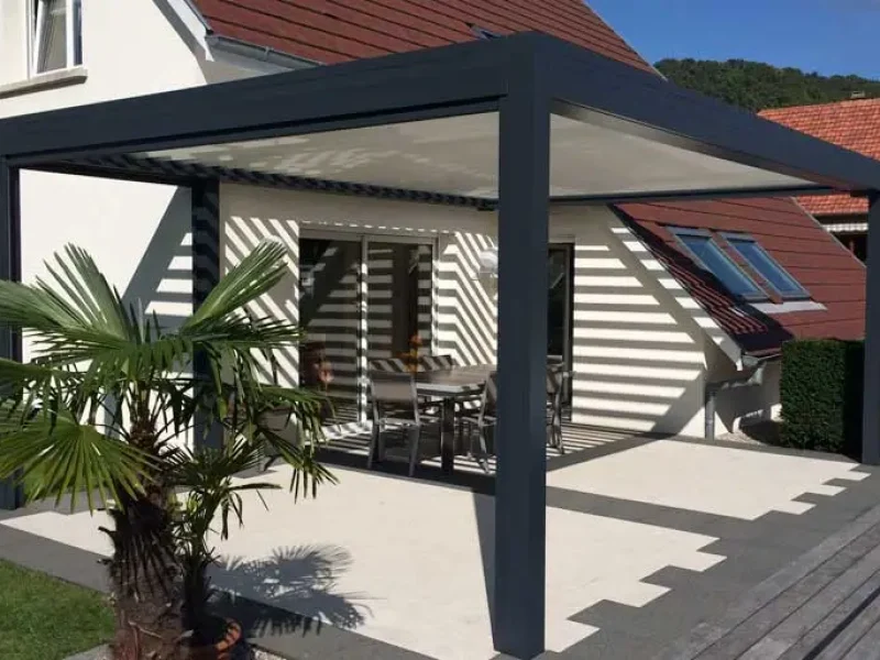 Eine Terrassenüberdachung in hellem Außenbereich