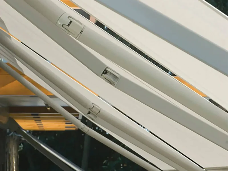 pratic-markisen-elisse-seitenansicht-ueberdachung-terrasse-haus-meinlamellendach