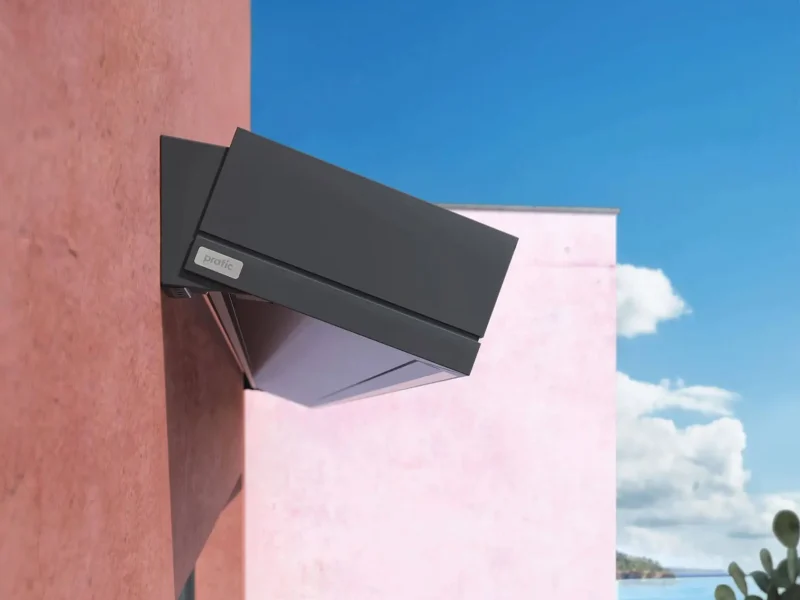 Die Pratic Markise Tcode von Meinlamellendach.de wied durch eine Befästigung and der Wand gehalten.