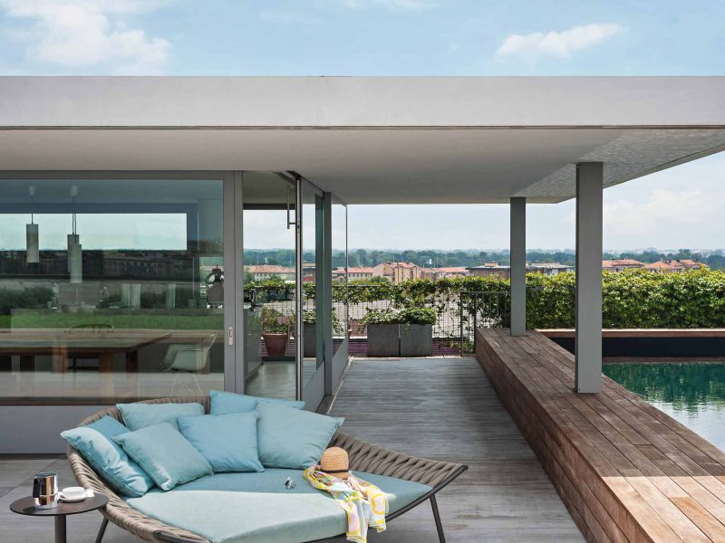 roda-arena-outdoor-terasse-meinlamellendach-moebel