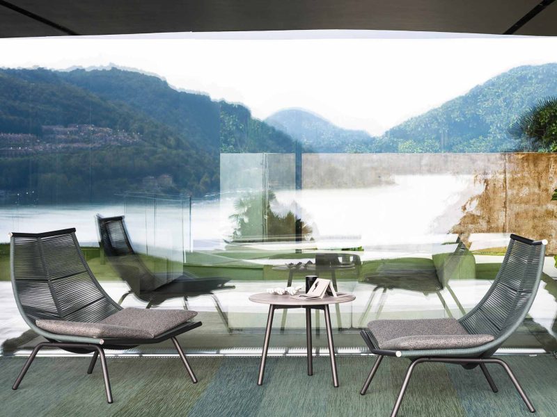 Sitzgelegenheit mit einem See und Bergen im Hintergrund