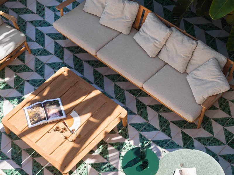 Sofa, Tisch und Beistelltisch in einem hellen Raum