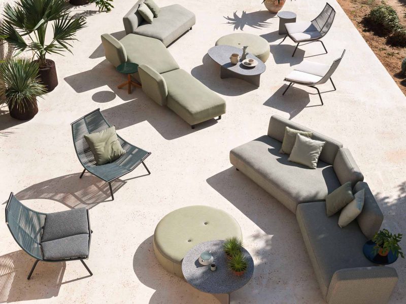 Sofalandschaft auf einer großen, lichtdurchfluteten Terrasse