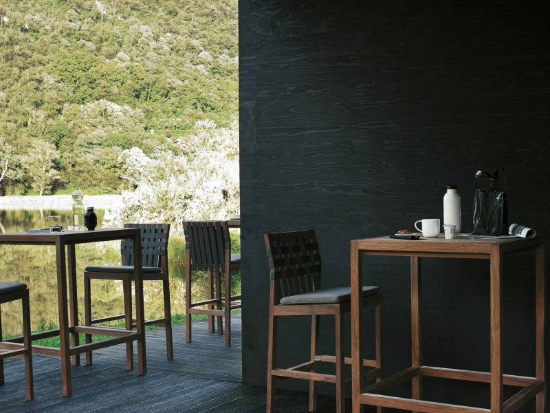 Innen und Außenbereich eines Cafés mit Ausblick ins Grüne