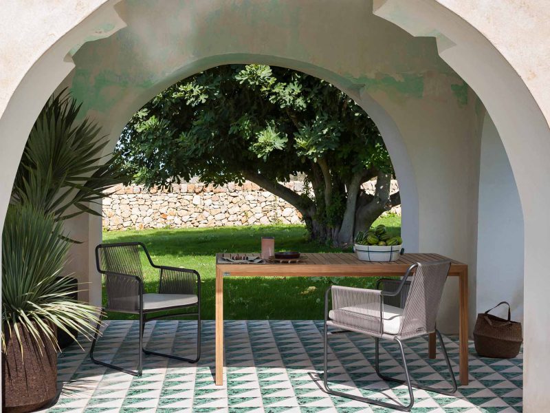 Tisch in einem Torbogen auf hellem Fliesenboden