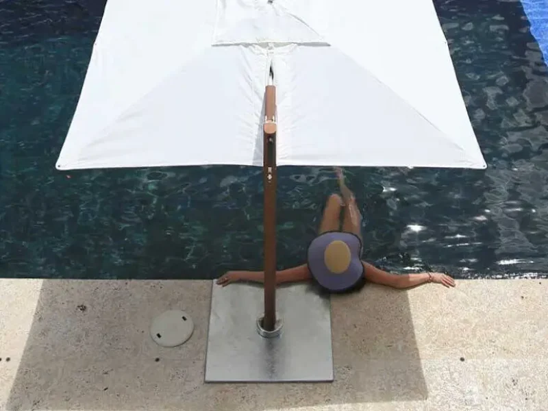 Lamellendach bietet perfekten Sonnenschutz auch am Pool, als Sonnenschirm.