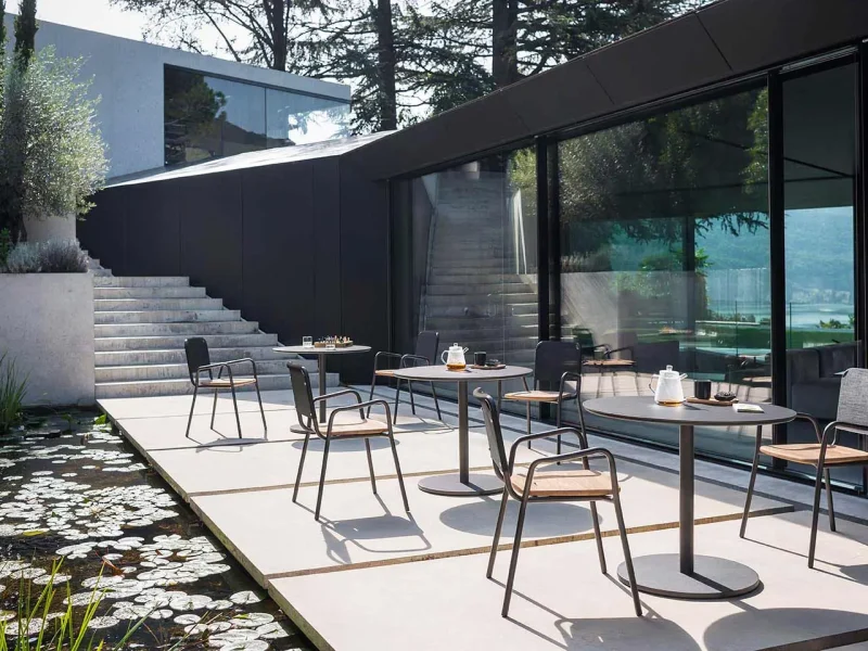 Stühle und Tische auf einer Terrasse