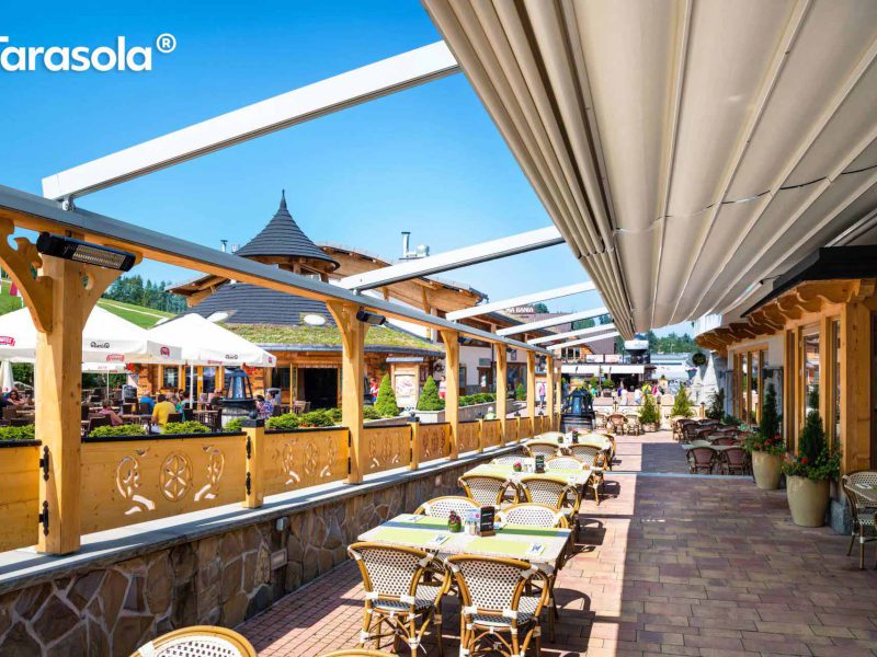 halb geschlossene Terrassenüberdachung über dem Gastronomiebereich