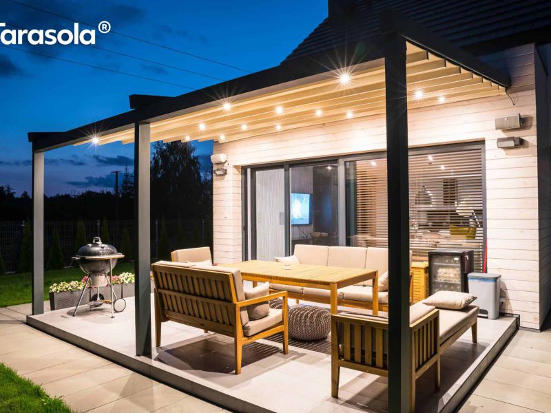 Beleuchtete Terrassenüberdachung in der Abenddämmerung