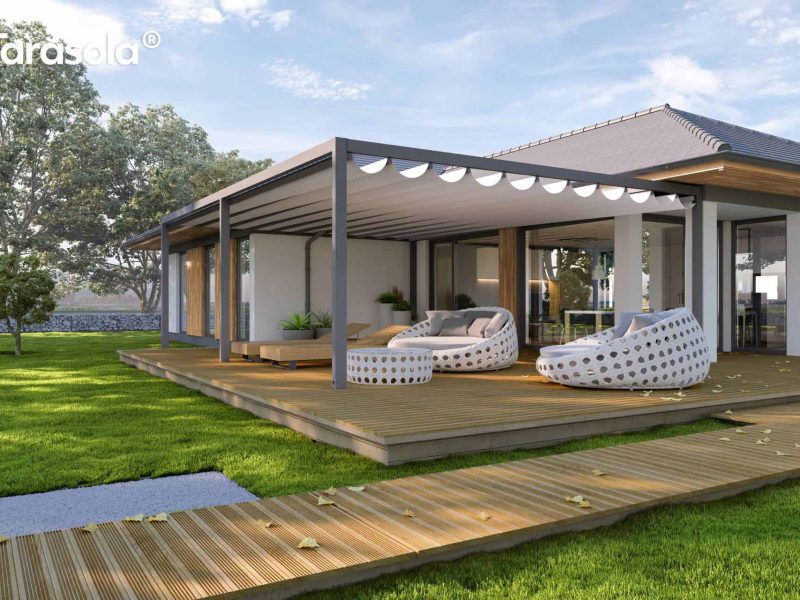 geschlossenes Terrassendach auf einer Holzterrasse mit weißen Möbeln